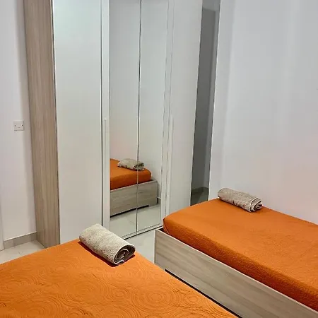 Habitacion Doble O Sencilla En Apartamento Compartido En Malta , Zona Centrica Gzira